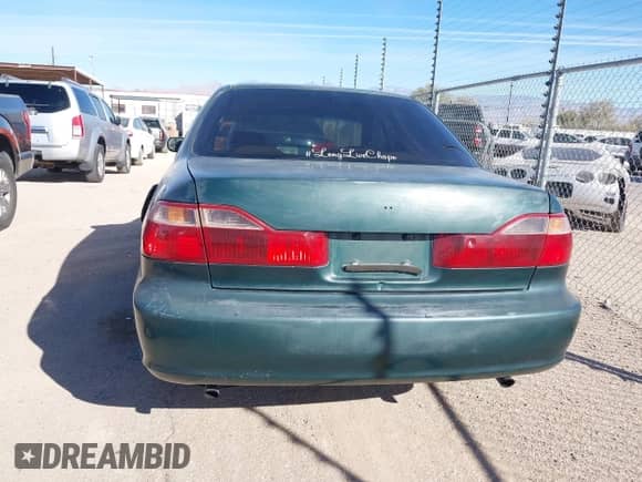 1998 Honda Accord LX z VIN 1HGCG1646WA035364, wystawiony jako IAAI lot #41409101 z przebiegiem 223 678 mil mil oraz . Historia ofert i sprzedaży dostępna na DreamBid. Obrazek 13.