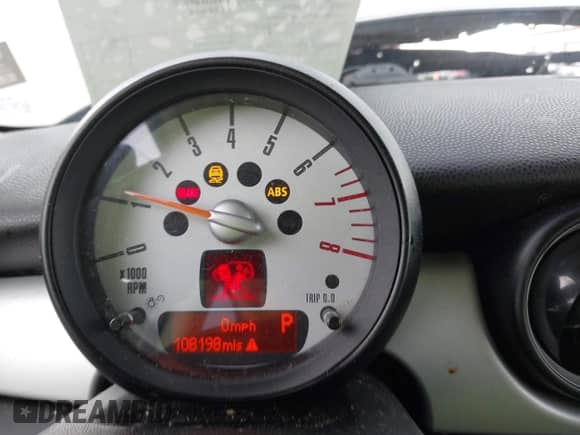 2012 MINI Hardtop z VIN WMWSU3C56CT539812, wystawiony jako IAAI lot #43268307 z przebiegiem 108 198 mil mil oraz . Historia ofert i sprzedaży dostępna na DreamBid. Obrazek 7.