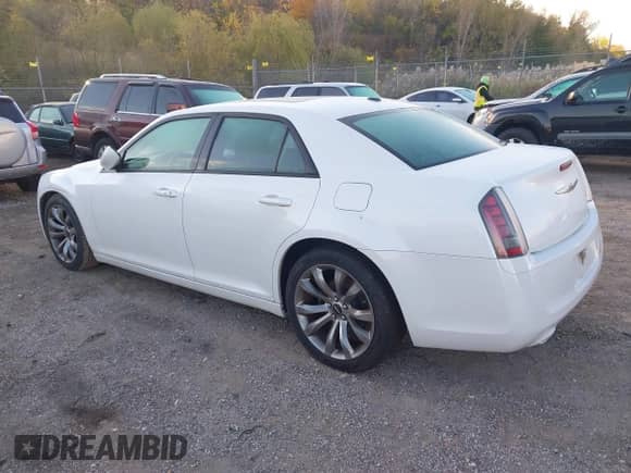 2014 Chrysler 300 S z VIN 2C3CCABG3EH309585, wystawiony jako IAAI lot #43552490 z przebiegiem 265 115 mil mil oraz . Historia ofert i sprzedaży dostępna na DreamBid. Obrazek 3.