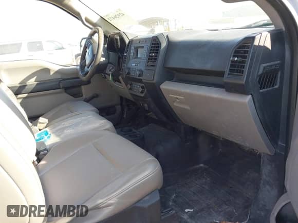 2018 Ford F-150 XL z VIN 1FTMF1CB7JKE60751, wystawiony jako IAAI lot #42926472 z przebiegiem 33 231 mil mil oraz . Historia ofert i sprzedaży dostępna na DreamBid. Obrazek 5.