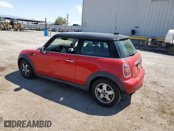 2010 MINI Hardtop с VIN WMWMF3C55ATZ66060, выставлен на аукционе Copart как лот 68725835 с пробегом 101 052 миль миль и Списание • Salvage title. История ставок и продаж доступна на DreamBid. Изображение 2.