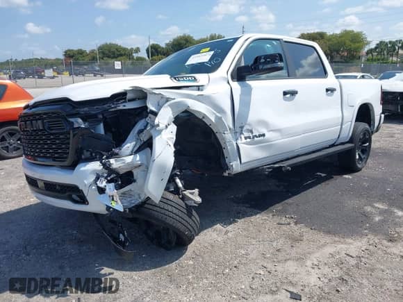 2025 Ram 1500 Big Horn z VIN 1C6RREFG6SN534289, wystawiony jako IAAI lot #41965903 z przebiegiem 11 349 mil mil oraz . Historia ofert i sprzedaży dostępna na DreamBid. Obrazek 17.