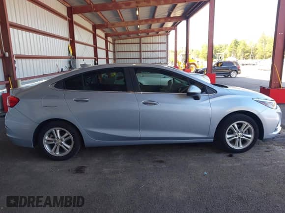 2018 Chevrolet Cruze LT z VIN 1G1BE5SMXJ7186753, wystawiony jako IAAI lot #43260167 z przebiegiem 52 458 mil mil oraz . Historia ofert i sprzedaży dostępna na DreamBid. Obrazek 13.