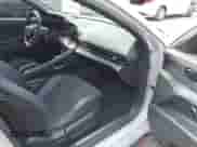 2025 Hyundai Elantra с VIN KMHLW4DK2SU027383, выставлен на аукционе IAAI как лот 42437660 с пробегом 7 877 миль миль и . История ставок и продаж доступна на DreamBid. Изображение 5.