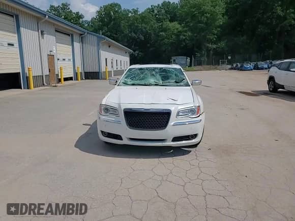 2013 Chrysler 300 C с VIN 2C3CCAET1DH551489, выставлен на аукционе Copart как лот 63487005 с пробегом 65 001 миль миль и Списание • Salvage title. История ставок и продаж доступна на DreamBid. Изображение 13.