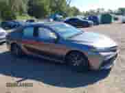 2021 Toyota Camry SE z VIN 4T1T11AK6MU552645, wystawiony jako IAAI lot #43331358 z przebiegiem 33 970 mil mil oraz . Historia ofert i sprzedaży dostępna na DreamBid. Obrazek 13.