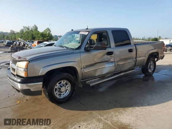 2003 Chevrolet Silverado 1500HD LS z VIN 1GCGK13U83F159881, wystawiony jako Copart lot #65722835 z przebiegiem 174 657 mil mil oraz Szkoda całkowita • Salvage title. Historia ofert i sprzedaży dostępna na DreamBid. Obrazek 1.
