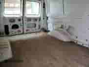 2011 Ford Econoline Cargo Commercial z VIN 1FTSE3EL1BDA35379, wystawiony jako Copart lot #45563215 z przebiegiem 155 583 mil mil oraz Szkoda całkowita • Salvage title. Historia ofert i sprzedaży dostępna na DreamBid. Obrazek 11.