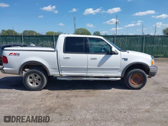 2003 Ford F-150 XLT z VIN 1FTRW08L43KA58318, wystawiony jako IAAI lot #43262347 z przebiegiem 289 807 mil mil oraz . Historia ofert i sprzedaży dostępna na DreamBid. Obrazek 13.