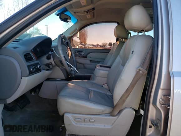 2010 Chevrolet Avalanche LT z VIN 3GNVKFE05AG288324, wystawiony jako Copart lot #81977634 z przebiegiem 146 072 mil mil oraz Szkoda całkowita • Salvage title. Historia ofert i sprzedaży dostępna na DreamBid. Obrazek 7.