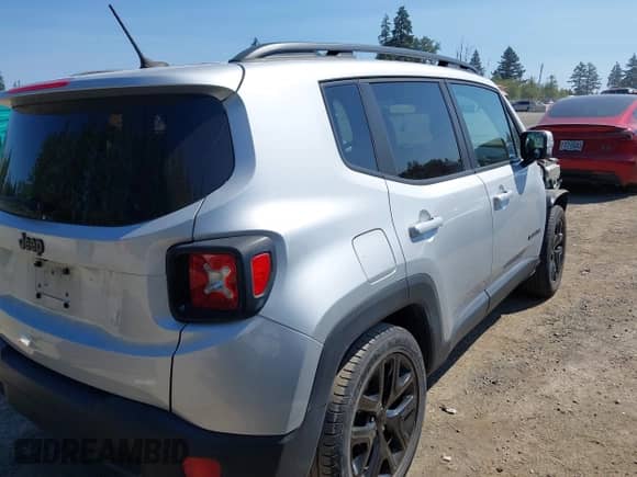 2017 Jeep Renegade Latitude z VIN ZACCJABB9HPG50241, wystawiony jako IAAI lot #42807253 z przebiegiem 61 067 mil mil oraz . Historia ofert i sprzedaży dostępna na DreamBid. Obrazek 4.