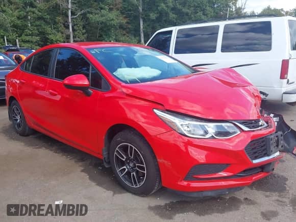 2018 Chevrolet Cruze LS z VIN 1G1BC5SM2J7239614, wystawiony jako IAAI lot #43178427 z przebiegiem 74 101 mil mil oraz . Historia ofert i sprzedaży dostępna na DreamBid. Obrazek 1.