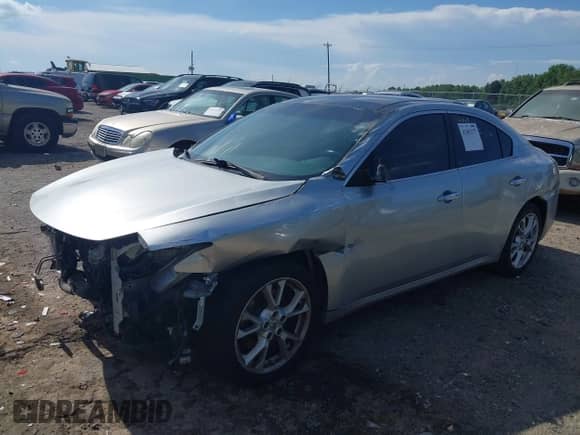 2014 Nissan Maxima SV z VIN 1N4AA5AP1EC455171, wystawiony jako IAAI lot #42603177 z przebiegiem 181 619 mil mil oraz . Historia ofert i sprzedaży dostępna na DreamBid. Obrazek 2.