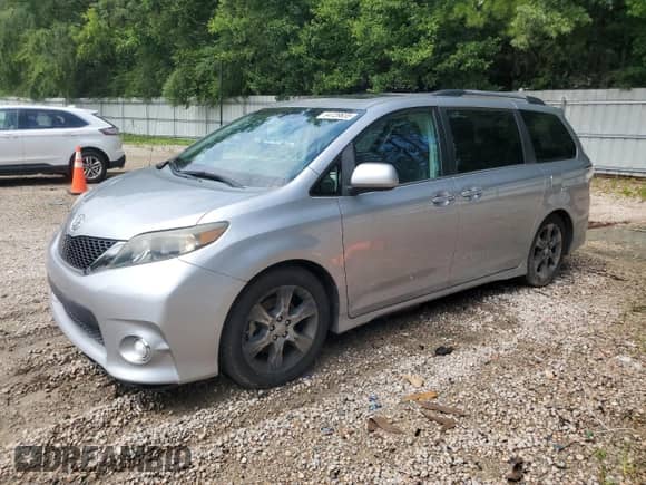 2012 Toyota Sienna SE with VIN 5TDXK3DCXCS232461, listed as a Copart auction lot 64729635 with 128,192 mi miles and Salvage title. Bid and sale history available at DreamBid. Image 1.
