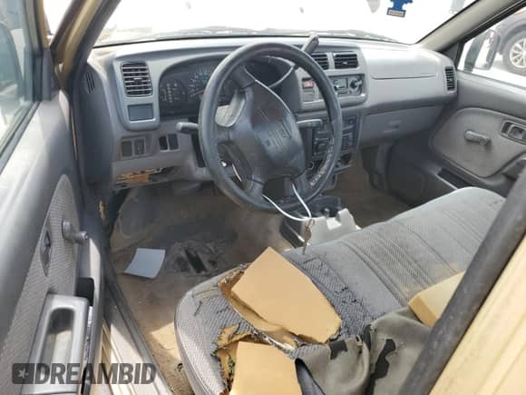 1998 Nissan Frontier XE z VIN 1N6DD21S4WC318399, wystawiony jako Copart lot #62965245 z przebiegiem Nie podano mil oraz Czysty tytuł • Clean title. Historia ofert i sprzedaży dostępna na DreamBid. Obrazek 8.