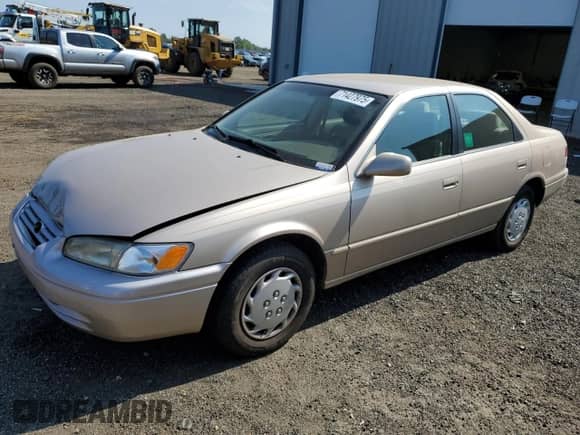1999 Toyota Camry LE z VIN 4T1BG22K9XU437332, wystawiony jako Copart lot #71427975 z przebiegiem 206 486 mil mil oraz Szkoda całkowita • Salvage title. Historia ofert i sprzedaży dostępna na DreamBid. Obrazek 1.