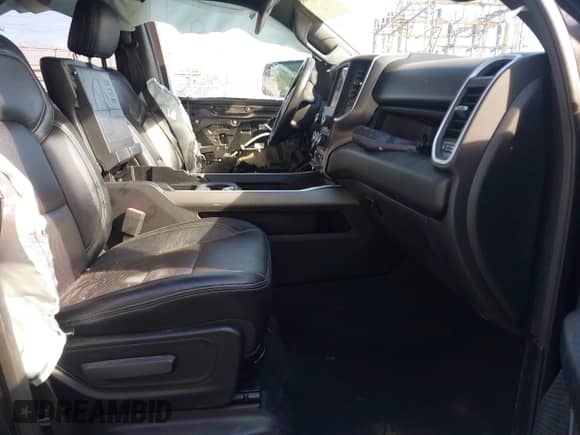 2019 Ram 1500 Big Horn z VIN 1C6RRFFG0KN803411, wystawiony jako IAAI lot #43290135 z przebiegiem 84 043 mil mil oraz . Historia ofert i sprzedaży dostępna na DreamBid. Obrazek 5.