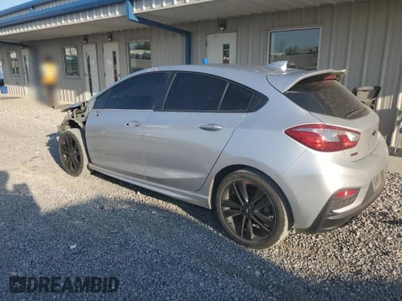 2018 Chevrolet Cruze LT z VIN 3G1BE6SM2JS617917, wystawiony jako Copart lot #84621785 z przebiegiem 135 056 mil mil oraz Szkoda całkowita • Salvage title. Historia ofert i sprzedaży dostępna na DreamBid. Obrazek 2.