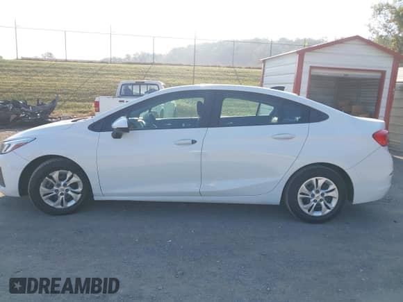 2019 Chevrolet Cruze z VIN 1G1BJ5SM2K7104169, wystawiony jako IAAI lot #43272855 z przebiegiem 372 277 mil mil oraz . Historia ofert i sprzedaży dostępna na DreamBid. Obrazek 14.