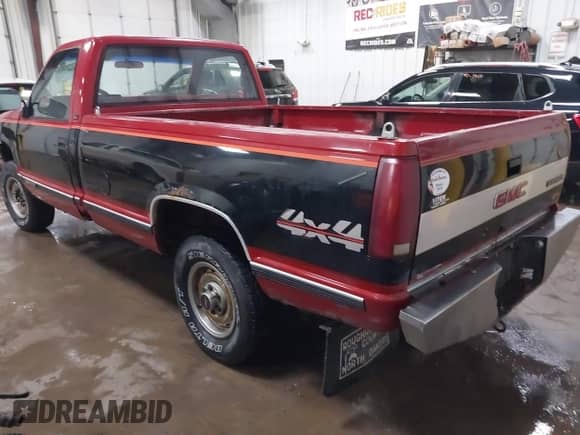 1990 GMC Sierra 1500 z VIN 1GTDK14K7LE522631, wystawiony jako IAAI lot #41424510 z przebiegiem 263 201 mil mil oraz . Historia ofert i sprzedaży dostępna na DreamBid. Obrazek 3.