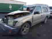 2000 Toyota Tacoma z VIN 5TENL42NXYZ704540, wystawiony jako IAAI lot #43431849 z przebiegiem 351 443 mil mil oraz . Historia ofert i sprzedaży dostępna na DreamBid. Obrazek 2.