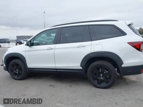 2022 Honda Pilot TrailSport with VIN 5FNYF6H8XNB082116, listed as a IAAI auction lot 42100968 with 31,697 mi miles and . Bid and sale history available at DreamBid. Image 14.