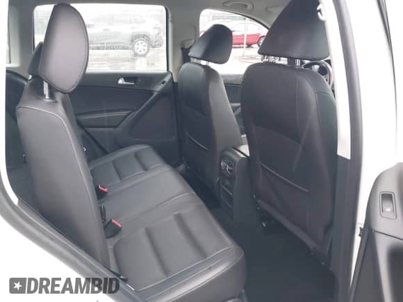 2017 Volkswagen Tiguan S с VIN WVGBV7AX9HK016742, выставлен на аукционе IAAI как лот 43278944 с пробегом 85 243 миль миль и . История ставок и продаж доступна на DreamBid. Изображение 8.