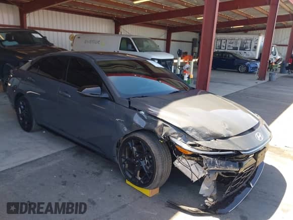 2025 Hyundai Elantra N Line z VIN KMHLR4DF1SU979866, wystawiony jako IAAI lot #42943488 z przebiegiem 5 077 mil mil oraz . Historia ofert i sprzedaży dostępna na DreamBid. Obrazek 1.