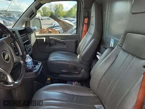 2017 Chevrolet Express Cargo z VIN 1GCWGAFF0H1325647, wystawiony jako IAAI lot #43558820 z przebiegiem 237 387 mil mil oraz . Historia ofert i sprzedaży dostępna na DreamBid. Obrazek 26.