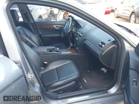 2009 Mercedes-Benz C 300 Sport z VIN WDDGF81X29R056723, wystawiony jako IAAI lot #43491079 z przebiegiem 130 072 mil mil oraz . Historia ofert i sprzedaży dostępna na DreamBid. Obrazek 5.