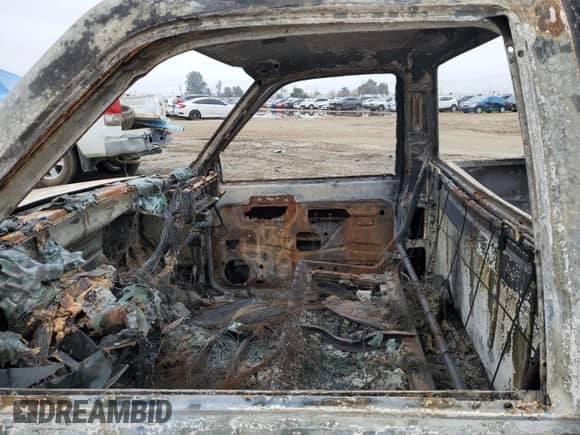 1998 GMC Sierra 1500 z VIN 1GTEC14W8WZ535356, wystawiony jako Copart lot #85422894 z przebiegiem Nie podano mil oraz Nie do naprawy • Non repairable. Historia ofert i sprzedaży dostępna na DreamBid. Obrazek 7.