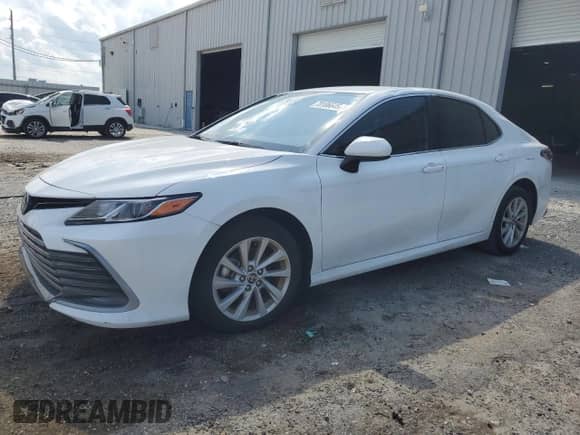 2023 Toyota Camry LE z VIN 4T1C11AK8PU827730, wystawiony jako Copart lot #70106645 z przebiegiem Nie podano mil oraz Czysty tytuł • Clean title. Historia ofert i sprzedaży dostępna na DreamBid. Obrazek 1.