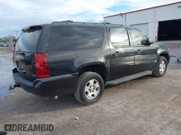 2010 Chevrolet Suburban LS z VIN 1GNUKHE38AR190423, wystawiony jako IAAI lot #41655080 z przebiegiem 215 187 mil mil oraz . Historia ofert i sprzedaży dostępna na DreamBid. Obrazek 4.