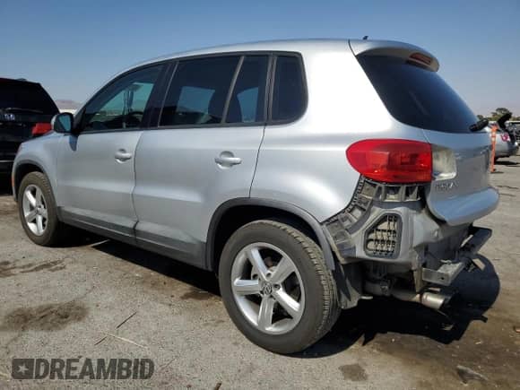 2012 Volkswagen Tiguan S с VIN WVGCV7AX0CW565638, выставлен на аукционе Copart как лот 62784105 с пробегом 120 362 миль миль и Списание • Salvage title. История ставок и продаж доступна на DreamBid. Изображение 2.