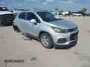 2020 Chevrolet Trax LS z VIN 3GNCJKSB1LL231587, wystawiony jako IAAI lot #43065143 z przebiegiem 113 109 mil mil oraz . Historia ofert i sprzedaży dostępna na DreamBid. Obrazek 1.