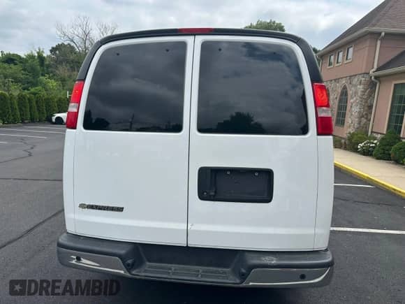 2021 Chevrolet Express Passenger LS с VIN 1GAZGNFPXM1170072, выставлен на аукционе Copart как лот 64797015 с пробегом 273 908 миль миль и Чистый • Clean title. История ставок и продаж доступна на DreamBid. Изображение 6.