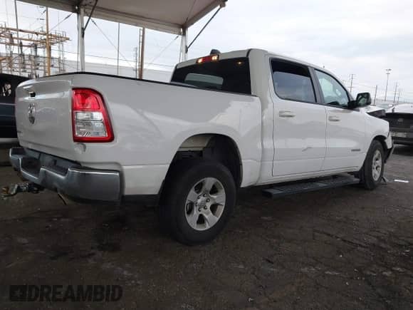 2022 Ram 1500 Big Horn z VIN 1C6RREFT8NN350733, wystawiony jako IAAI lot #41086629 z przebiegiem 105 435 mil mil oraz . Historia ofert i sprzedaży dostępna na DreamBid. Obrazek 4.