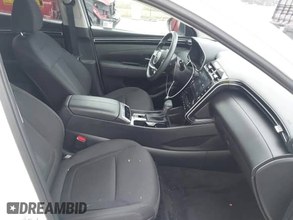 2024 Hyundai Tucson SEL z VIN 5NMJBCDE8RH400438, wystawiony jako IAAI lot #43324604 z przebiegiem 18 059 mil mil oraz . Historia ofert i sprzedaży dostępna na DreamBid. Obrazek 5.