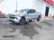2022 Chevrolet Silverado 1500 RST z VIN 1GCUDEET8NZ571342, wystawiony jako IAAI lot #42146604 z przebiegiem 90 957 mil mil oraz . Historia ofert i sprzedaży dostępna na DreamBid. Obrazek 2.