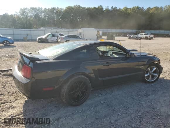 2007 Ford Mustang GT Deluxe z VIN 1ZVHT82H375218942, wystawiony jako Copart lot #85519015 z przebiegiem 133 265 mil mil oraz Szkoda całkowita • Salvage title. Historia ofert i sprzedaży dostępna na DreamBid. Obrazek 3.