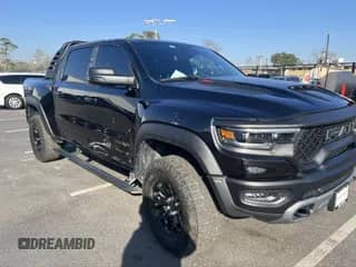 2023 Ram 1500 TRX z VIN 1C6SRFU9XPN500830, wystawiony jako IAAI lot #41773068 z przebiegiem 38 013 mil mil oraz . Historia ofert i sprzedaży dostępna na DreamBid. Obrazek 1.