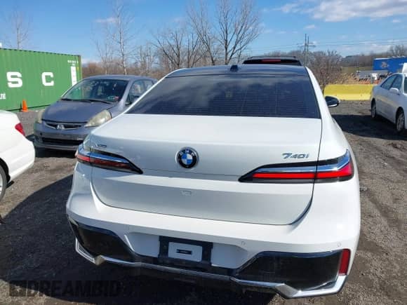 2024 BMW 7 Series 740i xDrive с VIN WBA33EH08RCR21090, выставлен на аукционе IAAI как лот 41485451 с пробегом 3 632 миль миль и . История ставок и продаж доступна на DreamBid. Изображение 16.