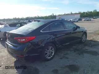2017 Hyundai Sonata 2.4L z VIN 5NPE24AF7HH472947, wystawiony jako IAAI lot #43134133 z przebiegiem 129 726 mil mil oraz . Historia ofert i sprzedaży dostępna na DreamBid. Obrazek 4.