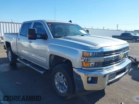 2015 Chevrolet Silverado 2500HD LT z VIN 1GC1KVE83FF653342, wystawiony jako IAAI lot #41970275 z przebiegiem 130 535 mil mil oraz . Historia ofert i sprzedaży dostępna na DreamBid. Obrazek 1.