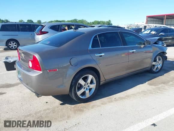 2012 Chevrolet Malibu 3LT z VIN 1G1ZF5E78CF119482, wystawiony jako IAAI lot #42305828 z przebiegiem 133 993 mil mil oraz . Historia ofert i sprzedaży dostępna na DreamBid. Obrazek 4.