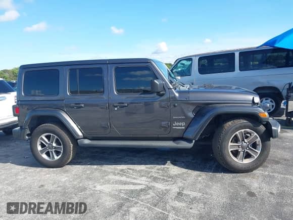2021 Jeep Wrangler Unlimited Sahara z VIN 1C4HJXEN3MW525716, wystawiony jako IAAI lot #42974390 z przebiegiem 87 931 mil mil oraz . Historia ofert i sprzedaży dostępna na DreamBid. Obrazek 13.