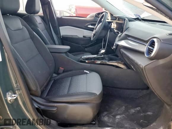 2025 Chevrolet Trax LT z VIN KL77LHEP6SC217657, wystawiony jako Copart lot #67315785 z przebiegiem 4 575 mil mil oraz Czysty tytuł • Clean title. Historia ofert i sprzedaży dostępna na DreamBid. Obrazek 7.