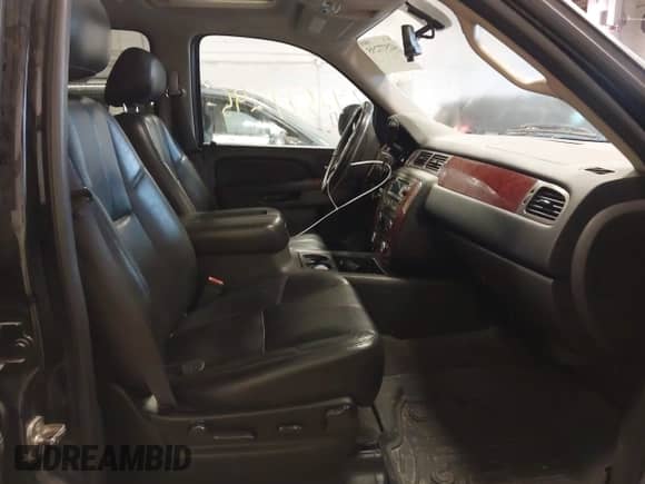 2011 Chevrolet Tahoe LT z VIN 1GNSKBE06BR303636, wystawiony jako IAAI lot #42577295 z przebiegiem 285 459 mil mil oraz . Historia ofert i sprzedaży dostępna na DreamBid. Obrazek 5.