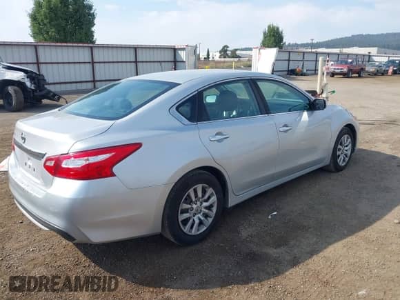 2016 Nissan Altima S z VIN 1N4AL3AP0GN364592, wystawiony jako IAAI lot #43185760 z przebiegiem 142 032 mil mil oraz . Historia ofert i sprzedaży dostępna na DreamBid. Obrazek 4.