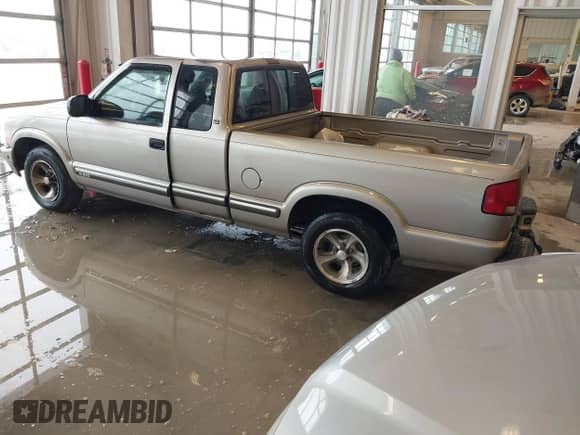 1999 Chevrolet S-10 LS z VIN 1GCCS19XXX8176546, wystawiony jako IAAI lot #41587346 z przebiegiem 182 642 mil mil oraz . Historia ofert i sprzedaży dostępna na DreamBid. Obrazek 3.